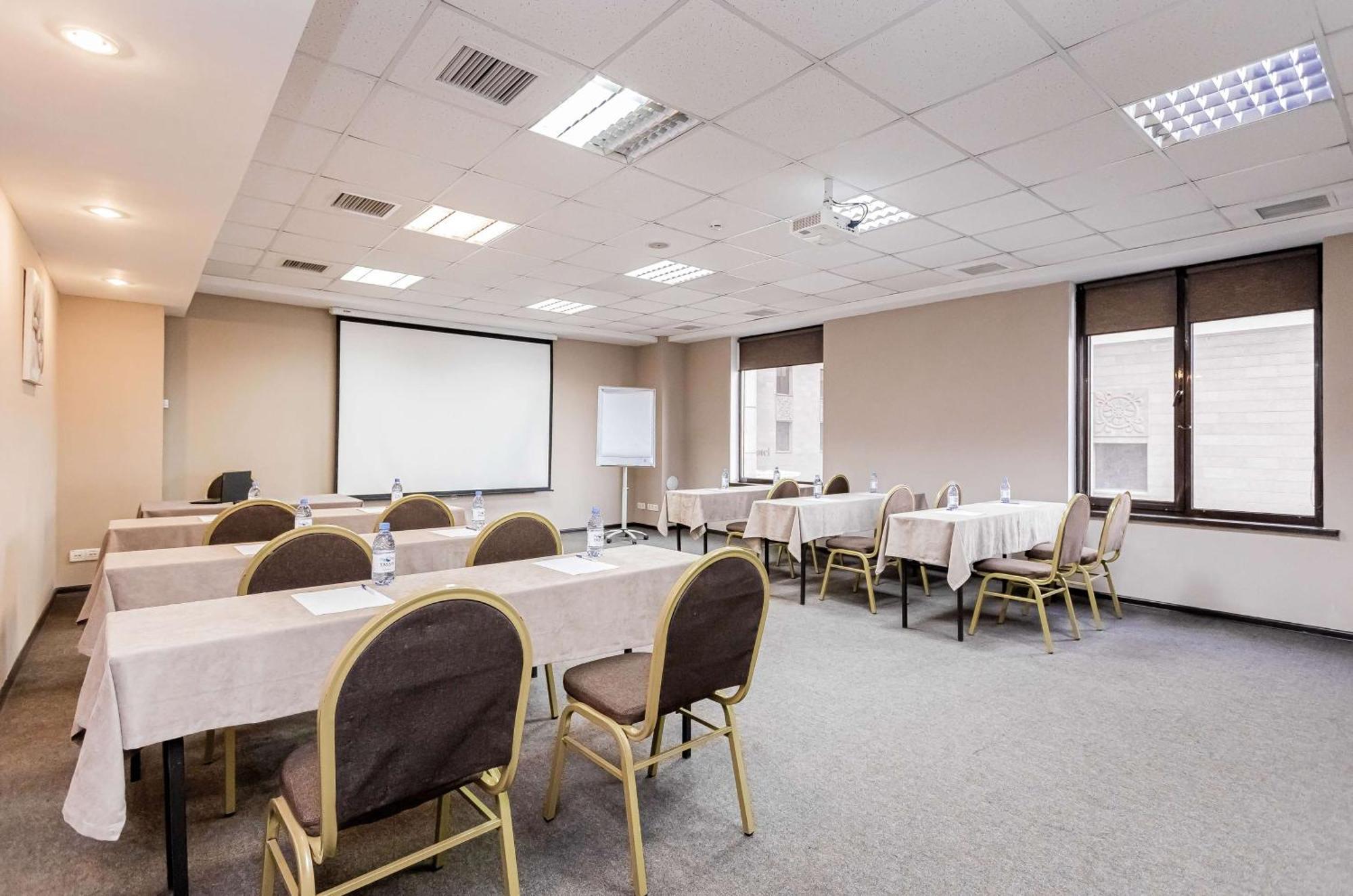 Hotel Western Atakent Park Almaty
